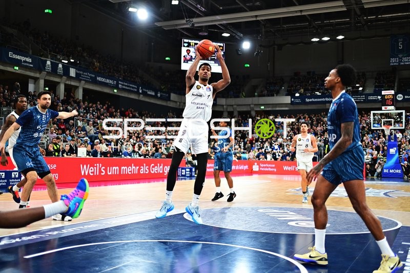 David NGuessan (1; Basketball Löwen Braunschweig) mit Wurf