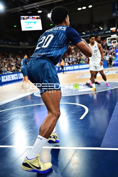 Michael Weathers (20; MLP Academics Heidelberg) und Grant Sherfield (25; Basketball Löwen Braunschweig) in Aktion