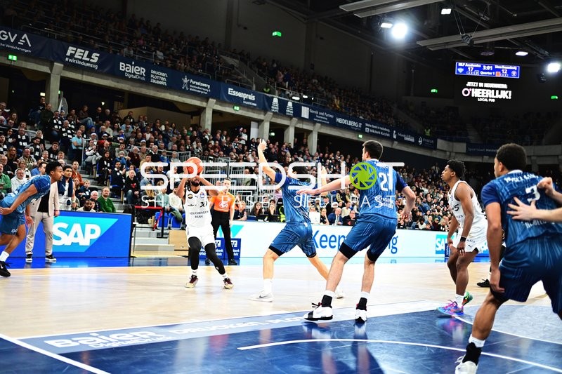 Grant Sherfield (25; Basketball Löwen Braunschweig) und Eric Reed Jr. (43; MLP Academics Heidelberg) in Aktion