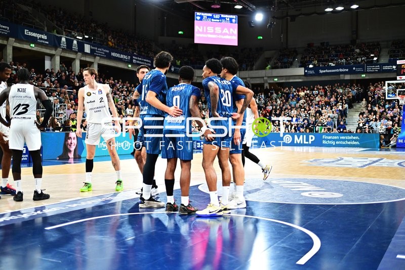 Mateo Seric (21; MLP Academics Heidelberg) und Benjamin Schröder (2; Basketball Löwen Braunschweig) in Aktion