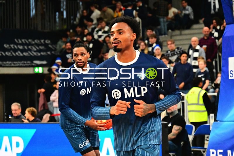 Michael Weathers (20; MLP Academics Heidelberg) und Osun Osunniyi (12; MLP Academics Heidelberg) vor dem Spiel