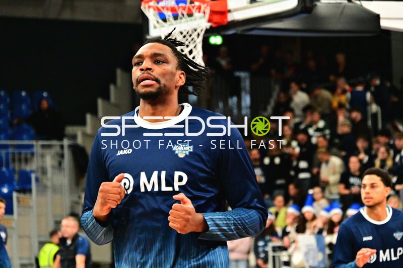 Szene mit Osun Osunniyi (12; MLP Academics Heidelberg) und Kevin McClain (3; MLP Academics Heidelberg)