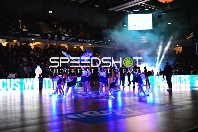 Cheerleader-Performance in der Halle