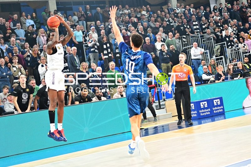 Adrian Worthy (0; Basketball Löwen Braunschweig) mit Ball