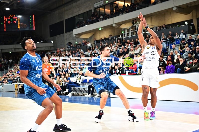 Grant Sherfield (25; Basketball Löwen Braunschweig) mit Wurf gegen Eric Reed Jr. (43; MLP Academics Heidelberg) und Mateo Seric (21; MLP Academics Heidelberg)