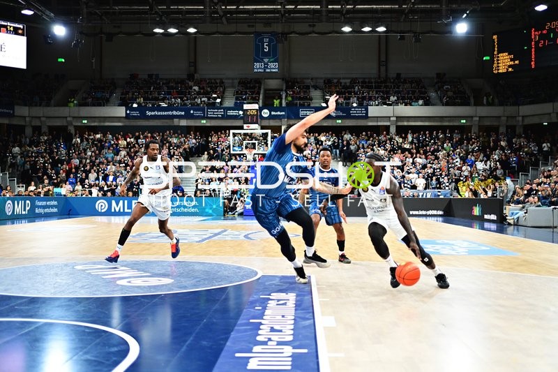 Spielaktion mit Josh Hawley (3; Basketball Löwen Braunschweig), DJ Horne (0; MLP Academics Heidelberg) und Barra Njie (13; Basketball Löwen Braunschweig)