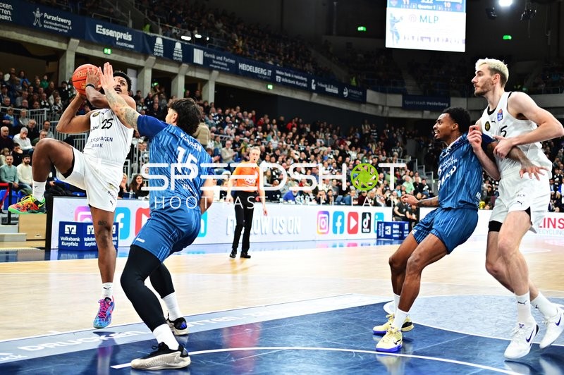Grant Sherfield (25; Basketball Löwen Braunschweig) mit Ball gegen Michael Weathers (20; MLP Academics Heidelberg) und Marcel Keßen (15; MLP Academics Heidelberg)