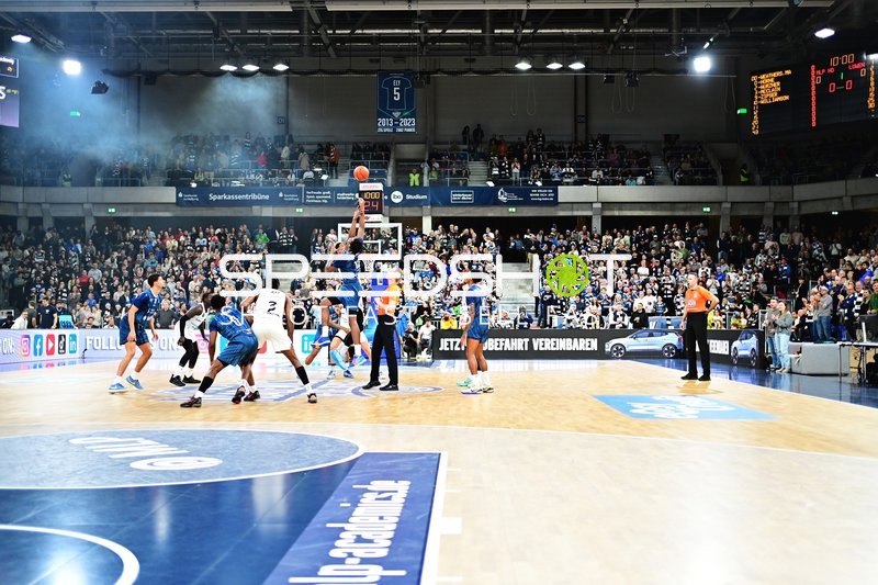 Spielbeginn mit Sprungball