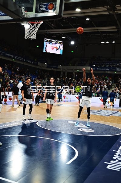 Szene mit Adrian Worthy (0; Basketball Löwen Braunschweig) und Benjamin Schröder (2; Basketball Löwen Braunschweig)