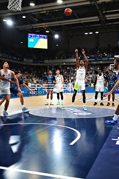 Spielaktion mit David NGuessan (1; Basketball Löwen Braunschweig) und Michael Weathers (20; MLP Academics Heidelberg)