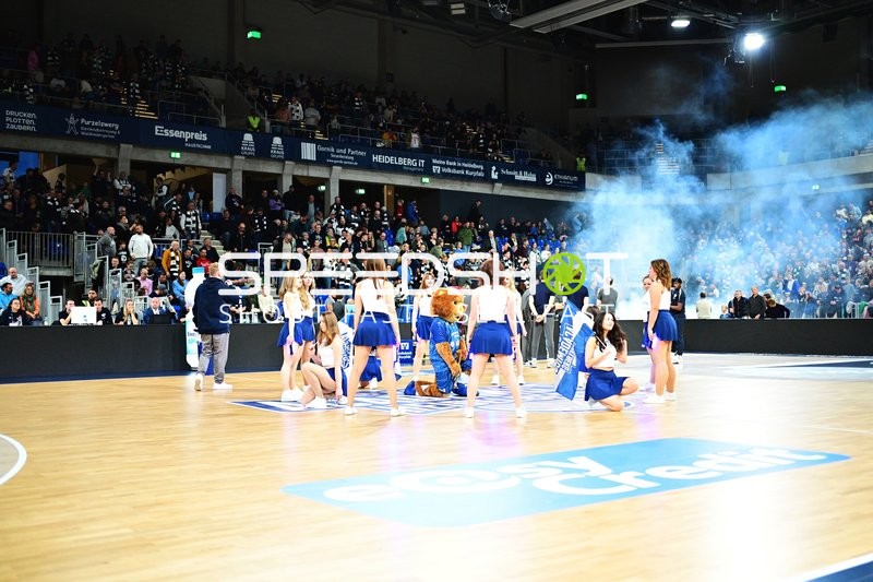 Cheerleader-Performance mit Maskottchen