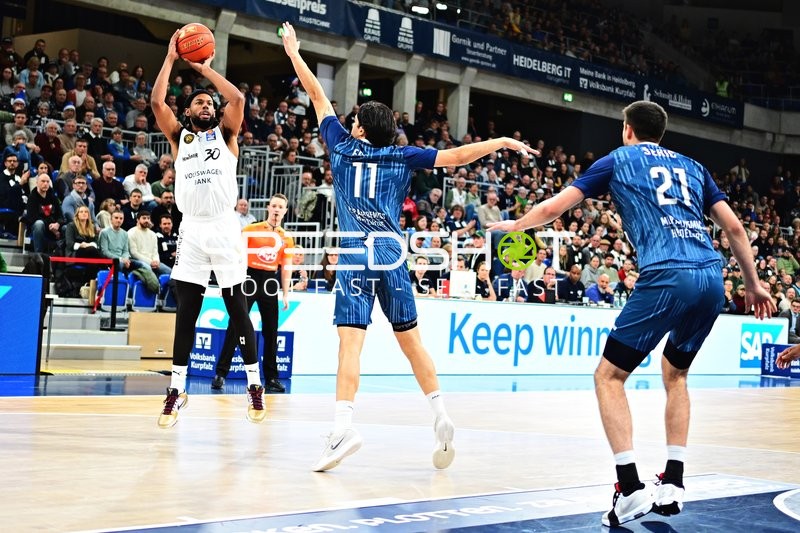 Chip Flanigan (30; Basketball Löwen Braunschweig) mit Wurf