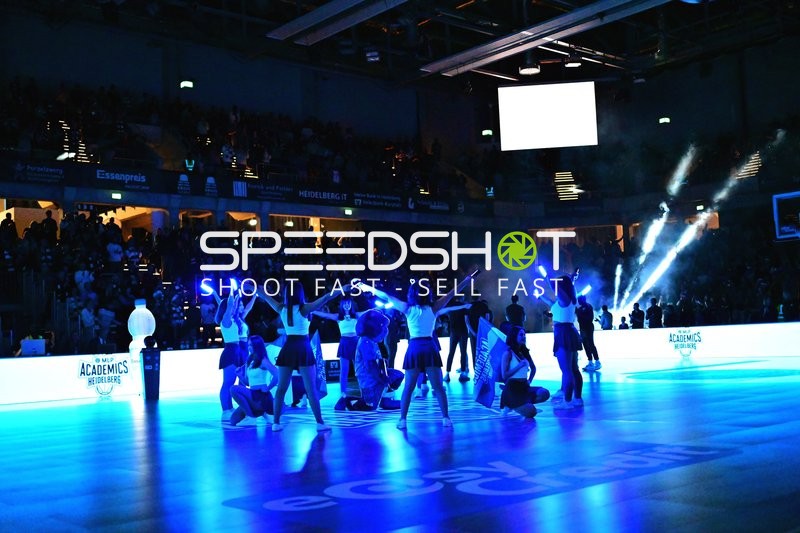 Cheerleader-Performance während der Spielpause