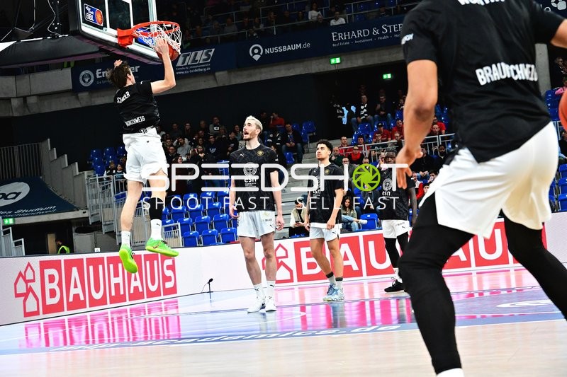 Philipp Hartwich (15; Basketball Löwen Braunschweig) und Joshua Obiesie (8; Basketball Löwen Braunschweig) in Aktion