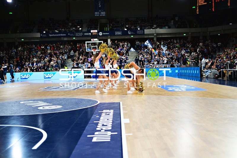 Cheerleader-Performance während der Spielpause