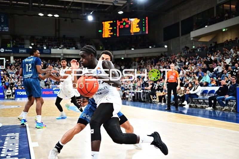 Spielaktion mit Barra Njie (13; Basketball Löwen Braunschweig) und Verteidigern
