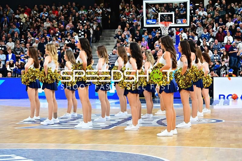 Cheerleader-Performance