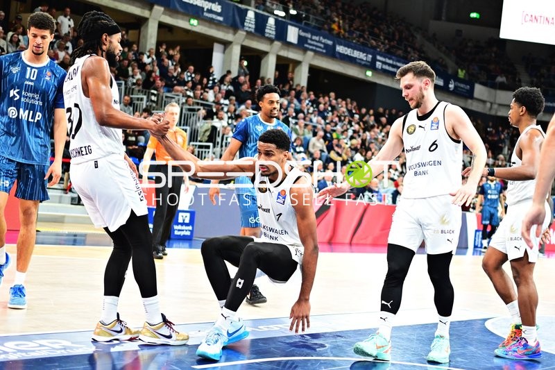 Samuell Williamson (10; MLP Academics Heidelberg) und Ferdinand Zylka (6; Basketball Löwen Braunschweig) in Aktion