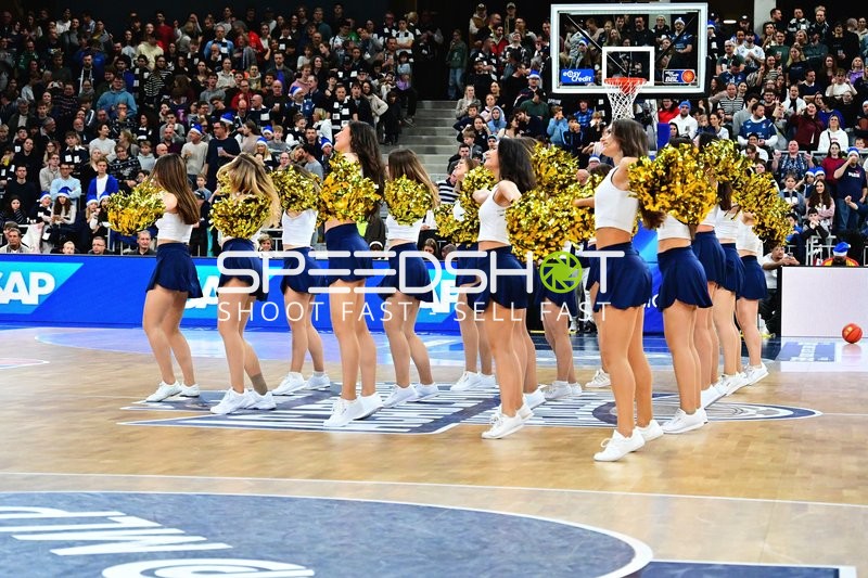 Cheerleader-Performance während der Spielpause