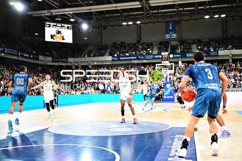 Ferdinand Zylka (6; Basketball Löwen Braunschweig) mit Ball