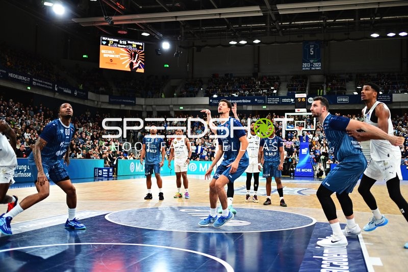 David NGuessan (1; Basketball Löwen Braunschweig) und Paul Zipser (9; MLP Academics Heidelberg) in Aktion