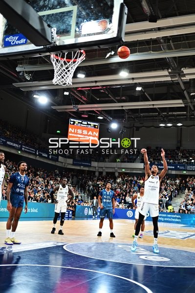 David NGuessan (1; Basketball Löwen Braunschweig) wirft Freiwurf