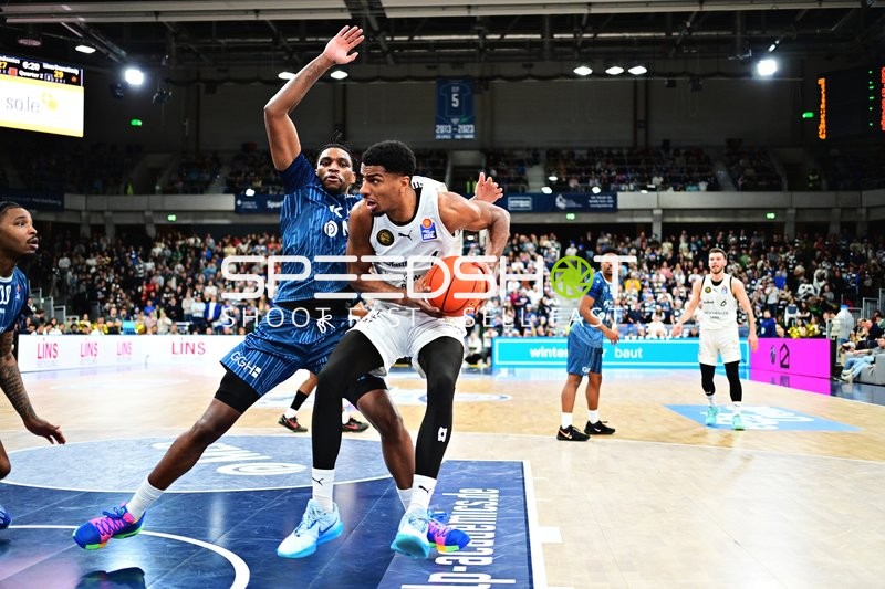 David NGuessan (1; Basketball Löwen Braunschweig) mit Ball