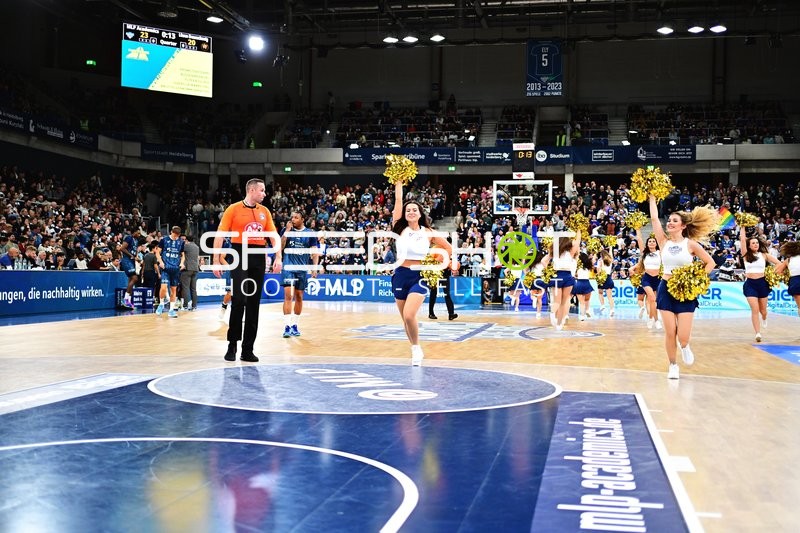 Cheerleader-Performance in der Halle