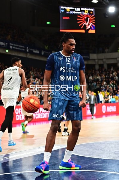 Osun Osunniyi (12; MLP Academics Heidelberg) und David NGuessan (1; Basketball Löwen Braunschweig) in Aktion