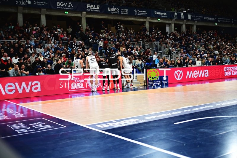 Szene mit Spielern von Basketball Löwen Braunschweig am Spielfeldrand