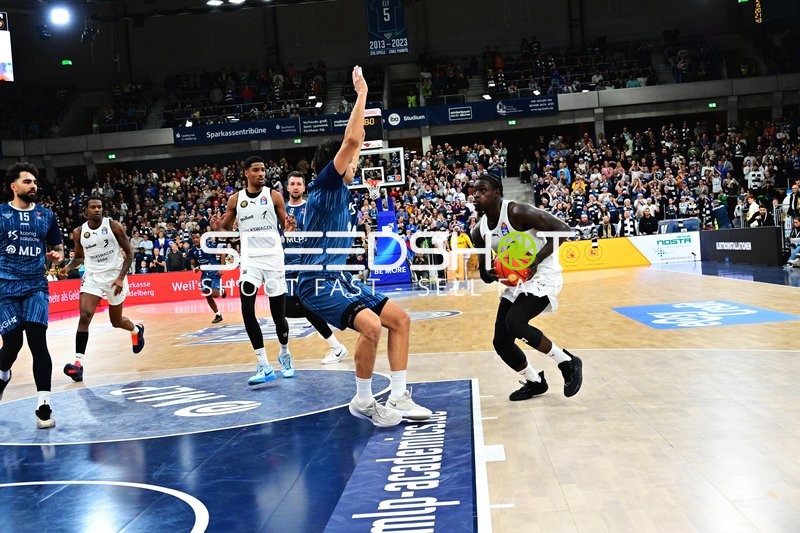 David NGuessan (1; Basketball Löwen Braunschweig) mit Ball in Aktion