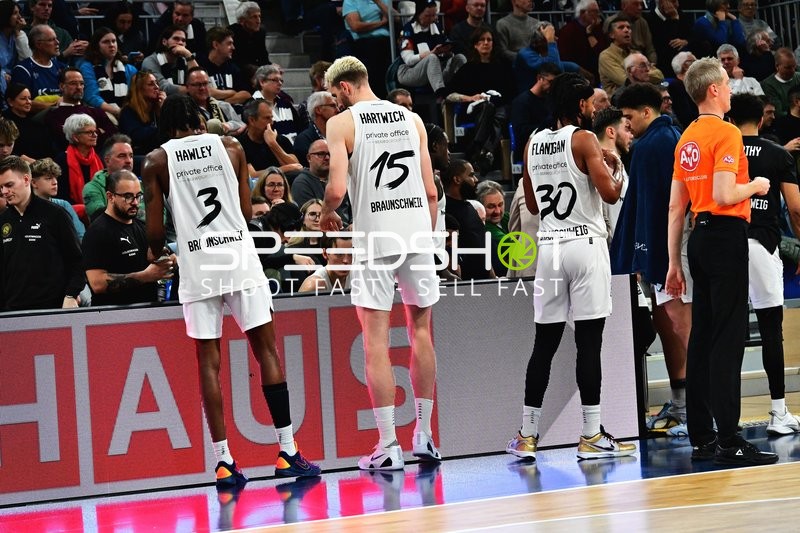 Szene mit Josh Hawley (3; Basketball Löwen Braunschweig) und Teamkollegen