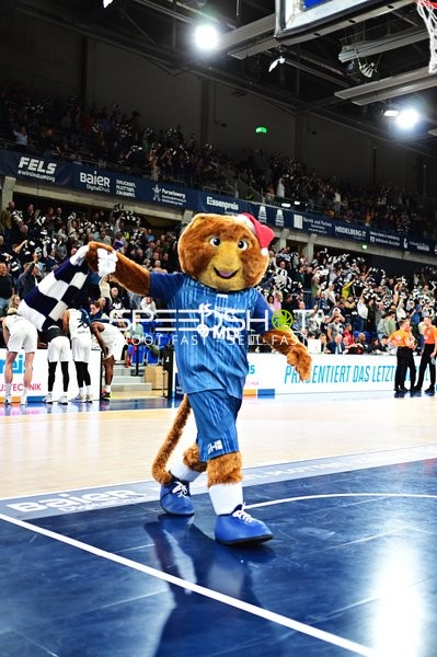 Basketball-Szene mit Maskottchen Accy (99; MLP Academics Heidelberg)