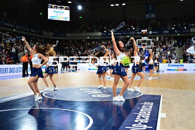 Cheerleader-Performance in der Spielpause