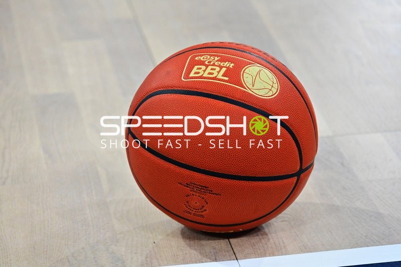 Basketball-Spielball auf Spielfeld