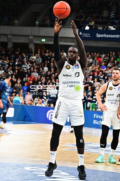 Barra Njie (13; Basketball Löwen Braunschweig) wirft den Ball
