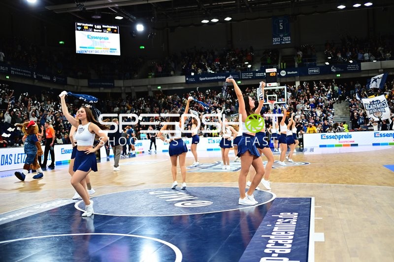 Cheerleader-Performance während der Spielpause