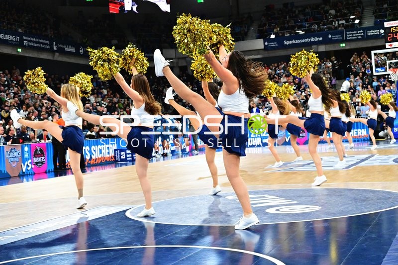 Cheerleader-Performance während der Spielpause