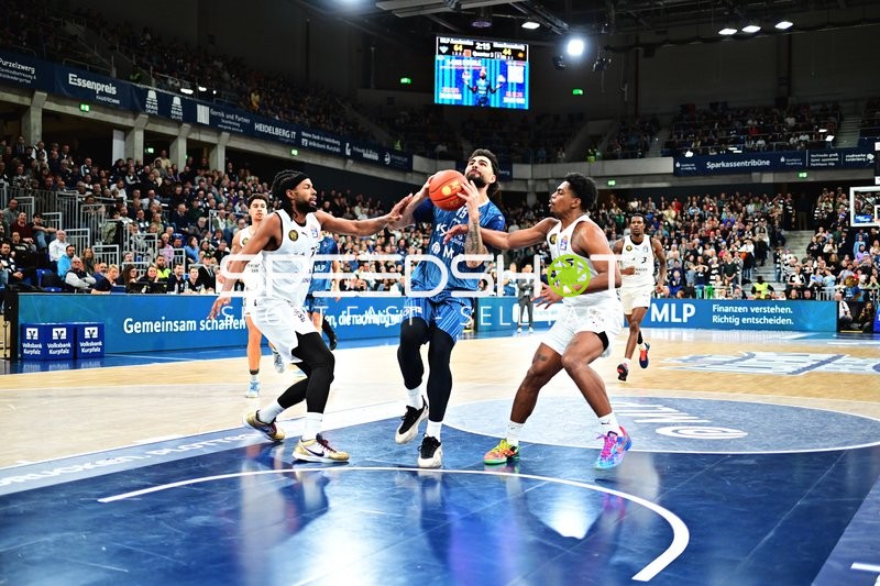 Marcel Keßen (15; MLP Academics Heidelberg) mit Ball gegen Chip Flanigan (30; Basketball Löwen Braunschweig) und Grant Sherfield (25; Basketball Löwen Braunschweig)