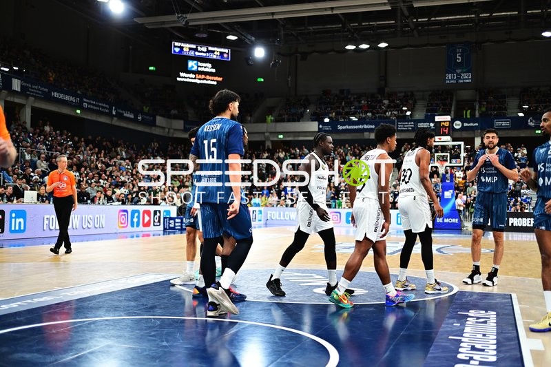 Szene mit Michael Weathers (20; MLP Academics Heidelberg), Mateo Seric (21; MLP Academics Heidelberg) und Barra Njie (13; Basketball Löwen Braunschweig)
