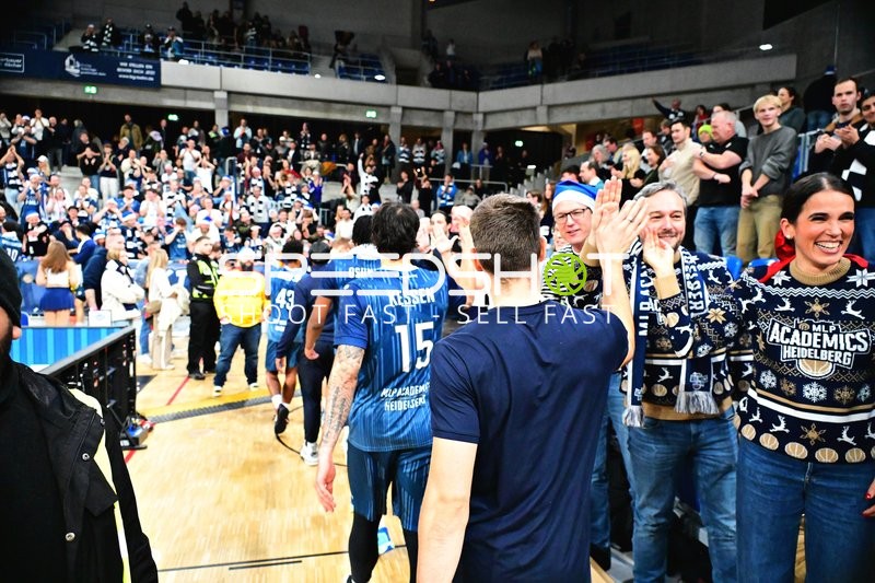 Marcel Keßen (15; MLP Academics Heidelberg) und Teamkollegen feiern