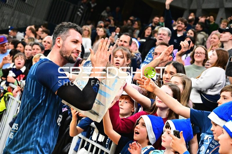 Paul Zipser (9; MLP Academics Heidelberg) interagiert mit Fans