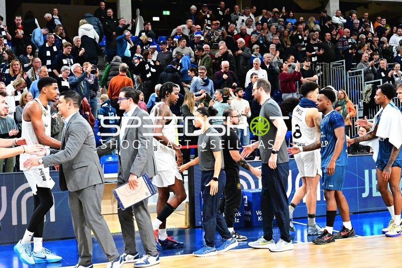 Szene mit David NGuessan (1; Basketball Löwen Braunschweig) und Michael Weathers (20; MLP Academics Heidelberg)