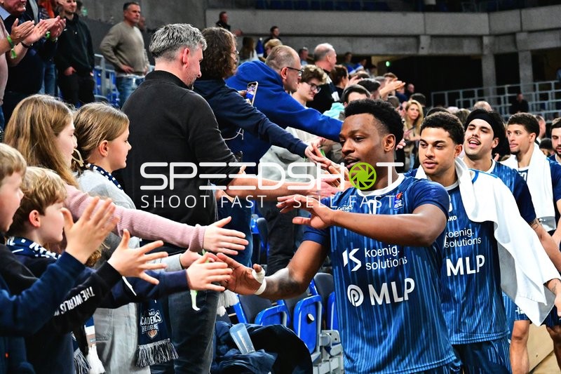 DJ Horne (0; MLP Academics Heidelberg) und Teamkollegen am Spielfeldrand