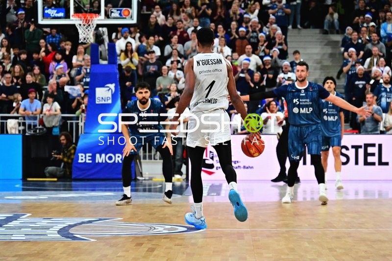 David NGuessan (1; Basketball Löwen Braunschweig) mit Ball gegen Paul Zipser (9; MLP Academics Heidelberg) und Marcel Keßen (15; MLP Academics Heidelberg)