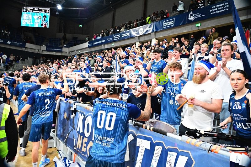 Jubel mit Marcus Weathers (00; MLP Academics Heidelberg) und Niklas Würzner (2; MLP Academics Heidelberg)