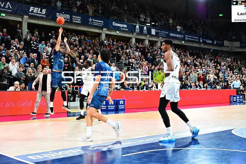 David NGuessan (1; Basketball Löwen Braunschweig) wirft den Ball