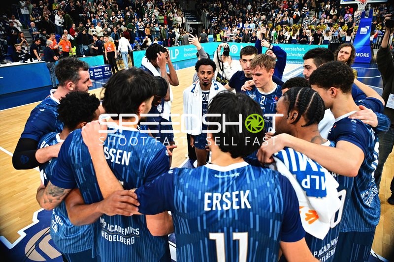 Szene mit Dusan Neskovic (7; MLP Academics Heidelberg) und Teamkollegen