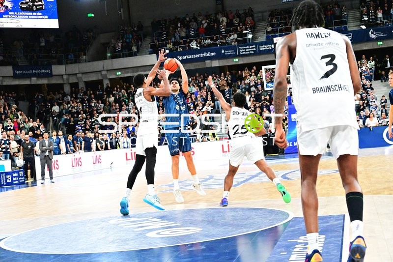 Erol Ersek (11; MLP Academics Heidelberg) mit Wurf gegen Josh Hawley (3; Basketball Löwen Braunschweig) und Grant Sherfield (25; Basketball Löwen Braunschweig)