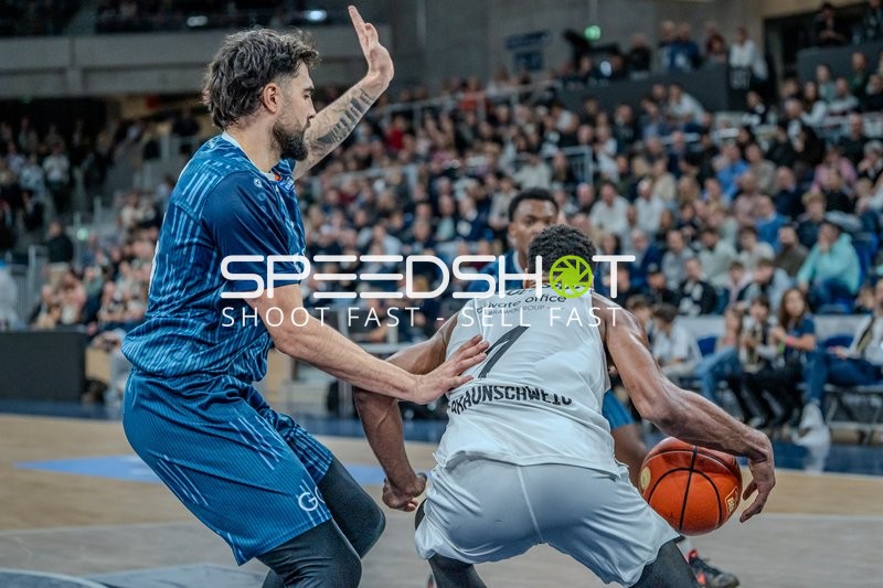 Cavit Gürbüzer (4; Basketball Löwen Braunschweig) mit Ball, DJ Horne (0; MLP Academics Heidelberg) verteidigt